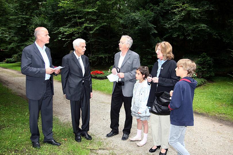Kranzniederlegung für das älteste Löwenmitglied Fritz Gress durch Präsident Dieter Schneider und  Fussballabteilungsleiter Robert Reisinger am Sollner Waldfriedhof. Die Bilder