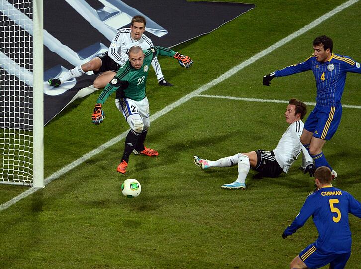 MARIO GÖTZE NOTE 2: Erst floss ein wenig Blut (die Nase), dann schlug der &bdquo;falsche Neuner&ldquo; zu &ndash; an den Pfosten (22.). Machte mit der Fußspitze das 2:0, sein fünftes Länderspieltor. Immer agil, immer anspielbar. Vergab einige weitere Chancen.