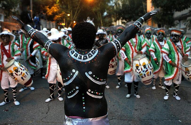 Die beeindruckenden Choreographien bei den Umzügen in Montevideo in Uruguay stehen den Faschingskönigen in Brasilien um nichts nach.