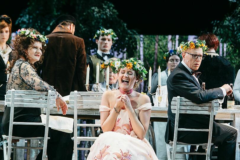 Beate Korntner (Anne) lacht in der Sommernacht, Sigrid Hauser (Desirée, li.) und Erwin Windegger (Fredrik Egerman) wirken genervt.
