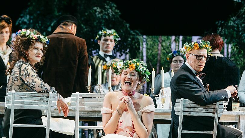 Beate Korntner (Anne) lacht in der Sommernacht, Sigrid Hauser (Desirée, li.) und Erwin Windegger (Fredrik Egerman) wirken genervt. Beate Korntner (Anne) lacht in der Sommernacht, Sigrid Hauser (Desirée, li.) und Erwin Windegger (Fredrik Egerman) wirken genervt.