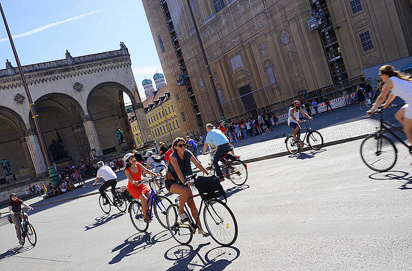 Bei strahlendem Sonnenschein an der Feldherrnhalle vorbeiradln - einfach wunderbar!