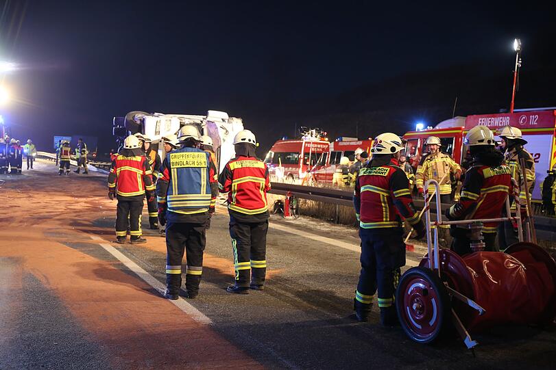 Ein mit Reifen beladener Lastwagen durchbrach am Donnerstag die Mittelleitplanke der A9 nahe des Autobahndreiecks Bayreuth/Kulmbach. Der Fahrer erlag noch am Unfallort seinen Verletzungen.