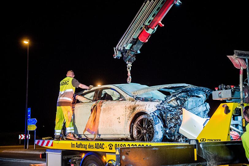 Ein 47-Jähriger flüchtet mit seinem Mercedes CLA vor einer Polizeikontrolle, übersieht einen Kreisverkehr und wird rund 40 Meter durch die Luft geschleudert. Die Bilder vom Einsatz