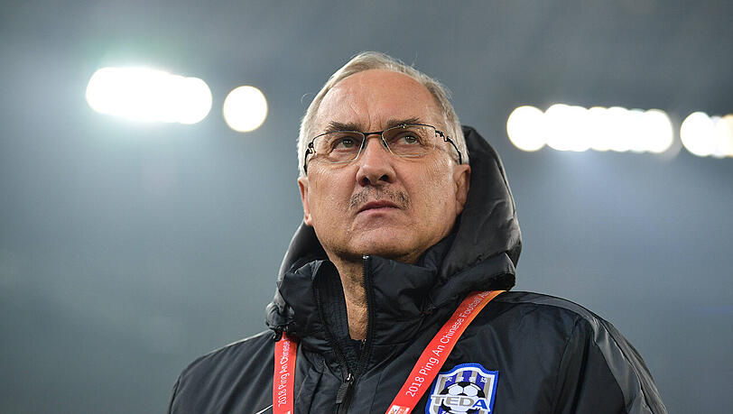 Uli Stielike über Sandro Wagner: "Ich hoffe, dass er innerhalb kürzester Zeit eine Führungsrolle einnehmen kann." Uli Stielike über Sandro Wagner: "Ich hoffe, dass er innerhalb kürzester Zeit eine Führungsrolle einnehmen kann."