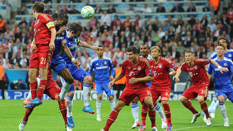 Chelsea Didier Drogba (l.) köpft kurz vor Ende der regulären Spielzeit das 1:1. Später verliert der FC Bayern das Elfmeterschießen im "Finale dahoam".