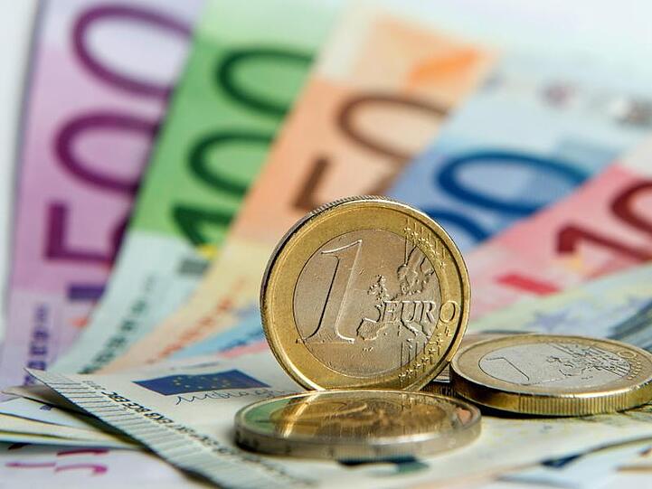 Immer mehr Arbeitnehmer zahlen in Deutschland den für Top-Verdiener gedachten Spitzensteuersatz.