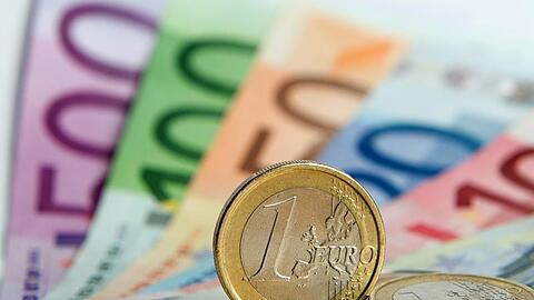 Immer mehr Arbeitnehmer zahlen in Deutschland den für Top-Verdiener gedachten Spitzensteuersatz.
