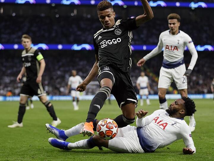 Davinson Sanchez versucht Amsterdams David Neres (oben) vom Ball zu trennen.