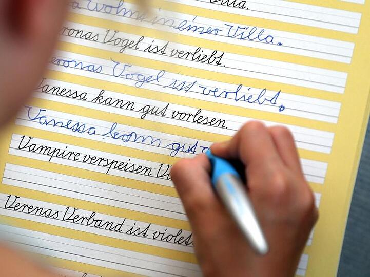 Laut einer aktuellen Umfrage hat mehr als jedes dritte Grundschulkind (37 Prozent) Probleme, eine gut lesbare und flüssige Handschrift zu entwickeln.
