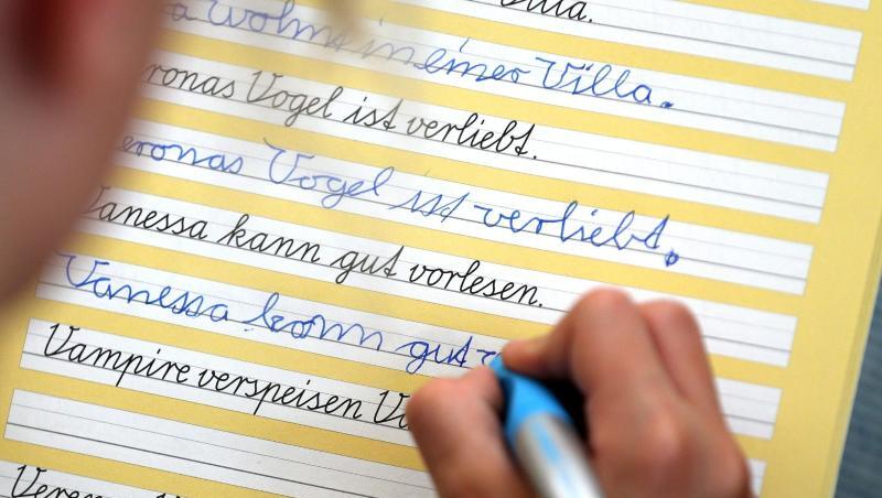 Laut einer aktuellen Umfrage hat mehr als jedes dritte Grundschulkind (37 Prozent) Probleme, eine gut lesbare und flüssige Handschrift zu entwickeln. Laut einer aktuellen Umfrage hat mehr als jedes dritte Grundschulkind (37 Prozent) Probleme, eine gut lesbare und flüssige Handschrift zu entwickeln.
