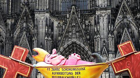 Verschiedene Initiativen, die sich mit der Aufarbeitung des sexuellen Missbrauchs von Kindern durch Priester in der katholischen Kirche befassen, protestierten am Tag vor der Veröffentlichung des Gutachtens vor dem Kölner Dom.
