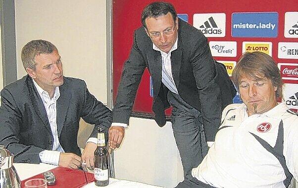 Erste Analyse nach dem Absturz: Club-Trainer Thomas von Heesen, Manager Martin Bader und Co-Trainer Michael Oenning (v.l.).F.: Löser