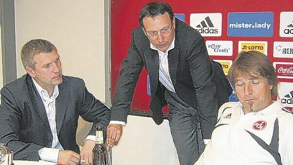 Erste Analyse nach dem Absturz: Club-Trainer Thomas von Heesen, Manager Martin Bader und Co-Trainer Michael Oenning (v.l.).F.: Löser Erste Analyse nach dem Absturz: Club-Trainer Thomas von Heesen, Manager Martin Bader und Co-Trainer Michael Oenning (v.l.).F.: Löser