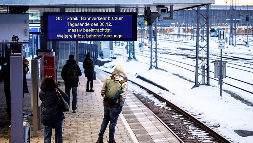 Der Schriftzug "GDL-Streik: Bahnverkehr bis zum Tagesende des 08.12. massiv beeinträchtigt" ist an einem Bahnsteig am S-Bahnhof Hackerbrücke zu sehen. Der Schriftzug "GDL-Streik: Bahnverkehr bis zum Tagesende des 08.12. massiv beeinträchtigt" ist an einem Bahnsteig am S-Bahnhof Hackerbrücke zu sehen.