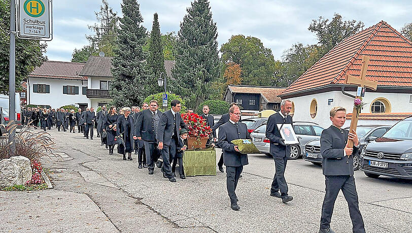 Einmal ging es noch von der Kirche aus zum Bräustüberl und anschließend wieder zurück. Dann wurde der Ayinger Ehrenbürger und Seniorchef der einzigen Brauerei im Landkreis München beerdigt.