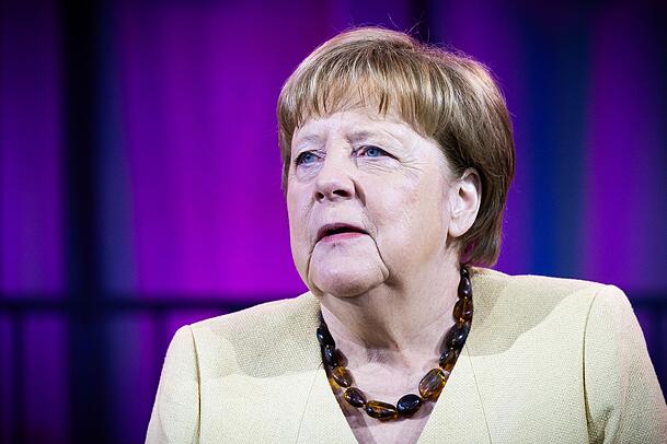 Die damalige Bundeskanzlerin Angela Merkel (CDU) brachte Trump bei einem Besuch im Weißen Haus einen Kupferstich von 1705 mit (Archivbild). Die damalige Bundeskanzlerin Angela Merkel (CDU) brachte Trump bei einem Besuch im Weißen Haus einen Kupferstich von 1705 mit (Archivbild).