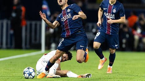 Für dieses Foul an Achraf Hakimi sah Bayern-Star Luis Diaz die Rote Karte.