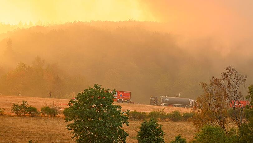 Auch in der Nacht kämpfen Feuerwehrleute gegen die Flammen. Auch in der Nacht kämpfen Feuerwehrleute gegen die Flammen.