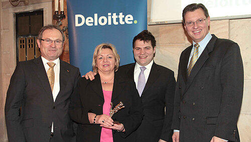 Familie Beck mit Preis und Wirtschaftsreferent Roland Fleck Familie Beck mit Preis und Wirtschaftsreferent Roland Fleck