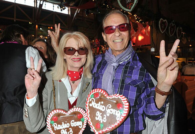 Promis feiern bei der Radio-Gong-Party auf der Wiesn im Weinzelt: Michael Holm und Heike Jass