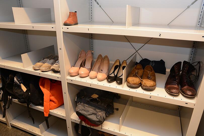 ...schließlich scheinen manche so betrunken zu sein, dass sie ohne Schuhe nach Hause gehen.
