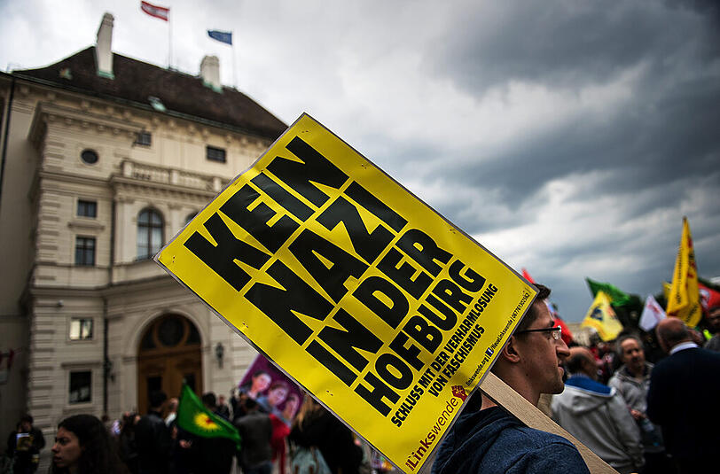 Dunkle Wolken ziehen während einer Demontration vor der Wiener Hofburg auf, dem Sitz des Bundespräsidenten. Auch viele Prominente wollen den Rechtspolitiker Norbert Hofer als Staatsoberhaupt verhinderrn.