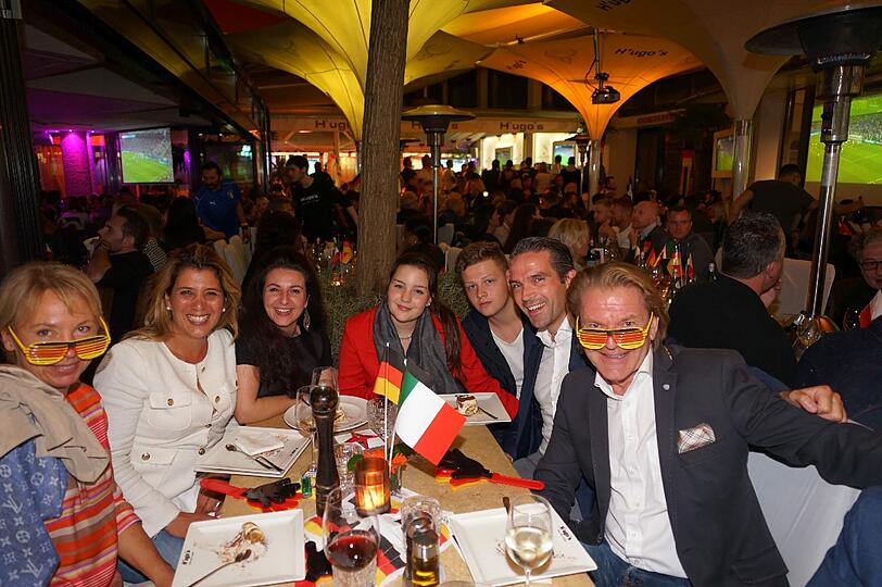 Hunderte feierten den Einzug ins Halbfinale im H'ugo's