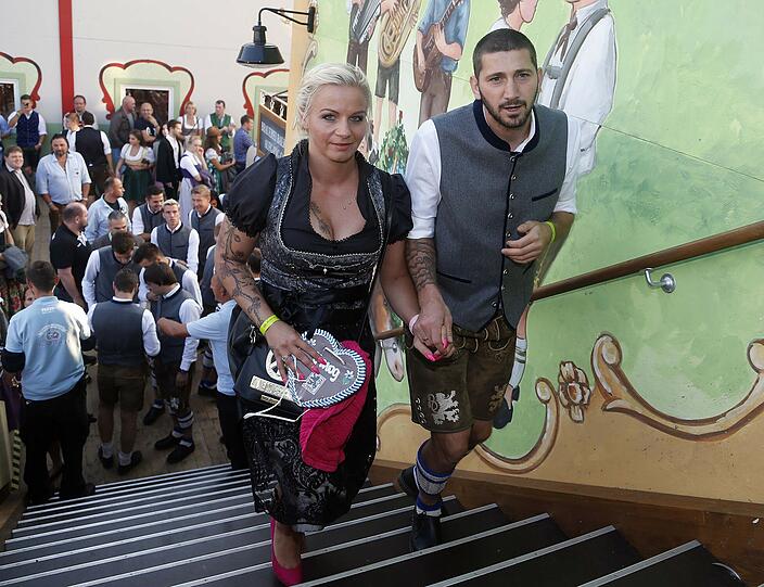 Schneidige Löwen in Lederhosen, fesche Dirndl in schicken Dirndln: Die Spieler des TSV 1860 und ihre Spielerfrauen führten am Dienstagabend im Hacker-Festzelt ihre Tracht aus.