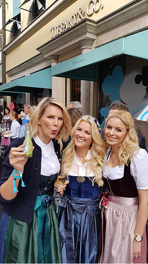 Derweil bei Breakfast at Tiffany vor der Wiesn: Monica Ivancan, Jennifer Knäble und Delia Fischer.
