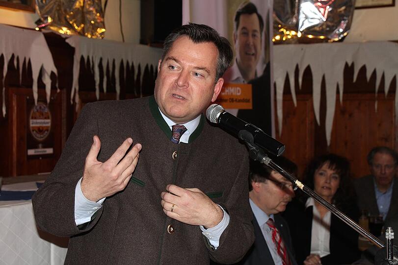 OB-Kandidat Josef Schmid stellte in seiner Rede sein Programm als OB vor.
