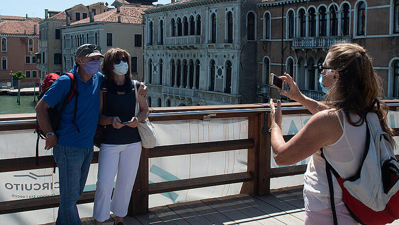 Der Mund-Nasen-Schutz bleibt auch im Sommerurlaub 2020 - wie hier im italienischen Venedig - ein ständiger Begleiter. Der Mund-Nasen-Schutz bleibt auch im Sommerurlaub 2020 - wie hier im italienischen Venedig - ein ständiger Begleiter.