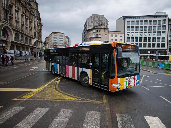 Ein Bus der Stadt Luxemburg fährt in der Innenstadt. In Luxemburg ist ab heute der öffentliche Personennahverkehr kostenlos.