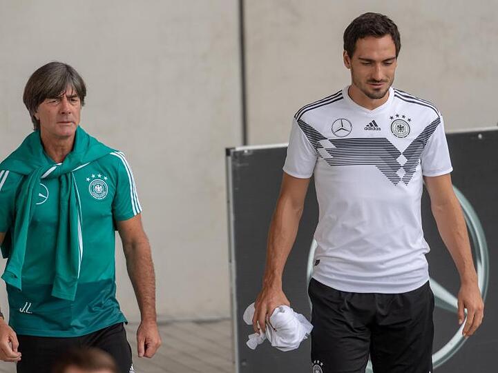 Bald wieder vereint im DFB-Team: Bundestrainer Joachim Löw (l) und Mats Hummels.