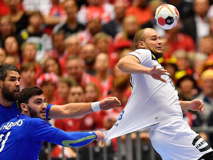 Frankreichs Ludovic Fabregas (l) versucht, Paul Drux am Abspiel zu hindern.