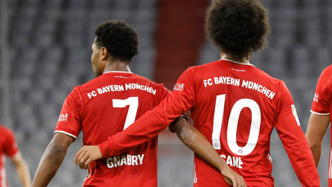 Kämpfen in der kommenden Saison womöglich um eine Position: Serge Gnabry (l.) und Leroy Sané.