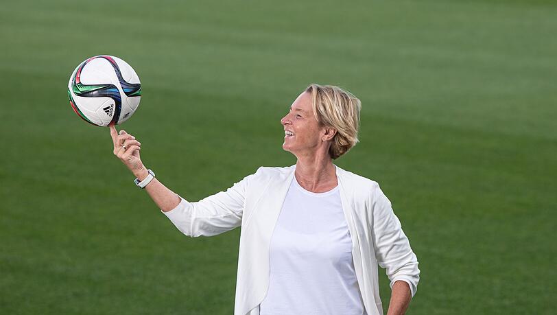 Die Fußball-Bundestrainerin Martina Voss-Tecklenburg freut sich auf die EM.
