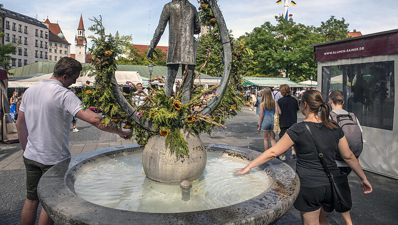 Auf dem Viktualienmarkt fließt aus allen Brunnen Trinkwasser.