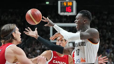 Dennis Schröder (r) setzte sich mit dem DBB-Team gegen Kanada durch.