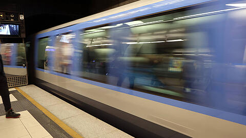 In der Nacht ist ein Mann am U-Bahnhof Marienplatz in die Gleise gestürzt und von einem einfahrenden Zug erfasst worden.  (Symbolbild)
