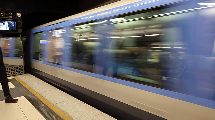 In der Nacht ist ein Mann am U-Bahnhof Marienplatz in die Gleise gestürzt und von einem einfahrenden Zug erfasst worden.  (Symbolbild)