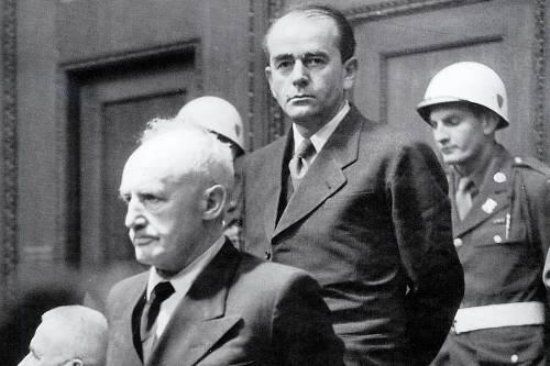 Hitlers Rüstungsminister Albert Speer beim Nürnberger Prozess. Vorn ihm steht Julius Streicher.