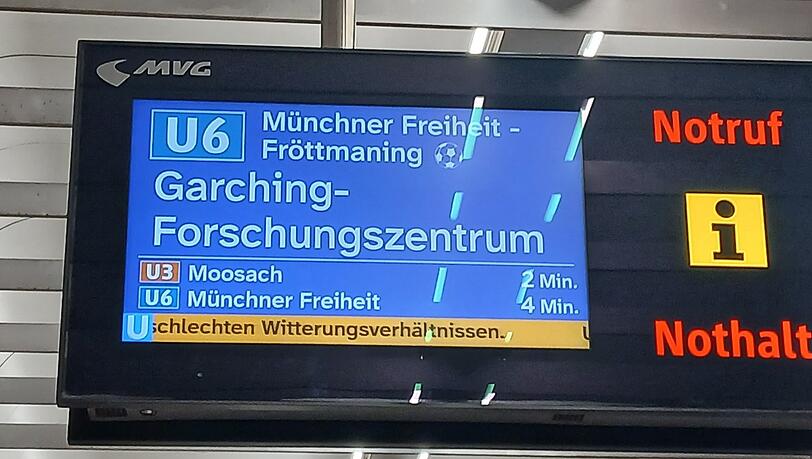 Mit dieser Anzeige wurden am Dienstagvormittag Pendler auch an unterirdischen U6-Bahnhöfen verwirrt.