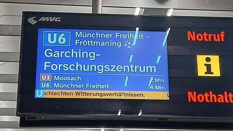Mit dieser Anzeige wurden am Dienstagvormittag Pendler auch an unterirdischen U6-Bahnhöfen verwirrt.