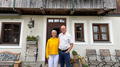 Gabi und Stefan Antholzer vor ihrem Haus in Kr&ouml;ning (Landkreis Landshut).
