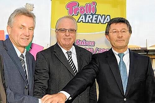 Bei Aufstieg noch mehr Süßes: Trainer Benno Möhlmann (l.) und Präsident Helmut Hack (r.)  freuen sich mit "Trolli"-Boss Herbert  W. Mederer über den neuen Deal.