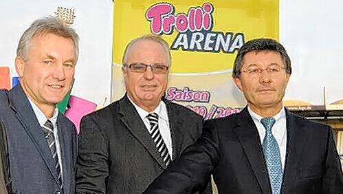 Bei Aufstieg noch mehr Süßes: Trainer Benno Möhlmann (l.) und Präsident Helmut Hack (r.) freuen sich mit "Trolli"-Boss Herbert W. Mederer über den neuen Deal. Bei Aufstieg noch mehr Süßes: Trainer Benno Möhlmann (l.) und Präsident Helmut Hack (r.) freuen sich mit "Trolli"-Boss Herbert W. Mederer über den neuen Deal.