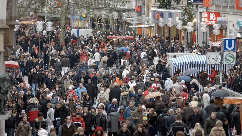 Die Münchner Fußgängerzone - Lieferanten dürfen hier höchstens Schrittgeschwindigkeit fahren, wenn sie morgens ihre Waren anliefern. Die Münchner Fußgängerzone - Lieferanten dürfen hier höchstens Schrittgeschwindigkeit fahren, wenn sie morgens ihre Waren anliefern.