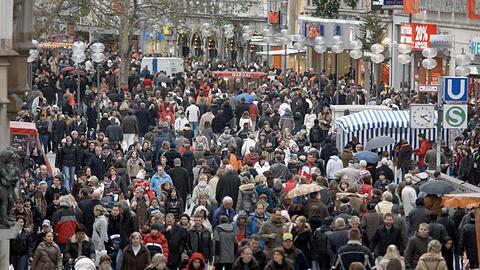 Die Münchner Fußgängerzone - Lieferanten dürfen hier höchstens Schrittgeschwindigkeit fahren, wenn sie morgens ihre Waren anliefern.