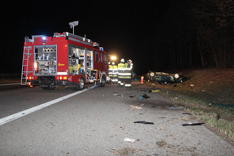 Ein BMW hat sich auf der A 95 überschlagen. Der Fahrer wurde schwer verletzt ins Krankenhaus gebracht. Am Auto entstand ein Totalschaden.